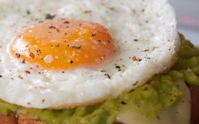 prepara tostada de aguacate