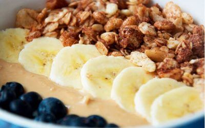 prepara bowl de banano y granola