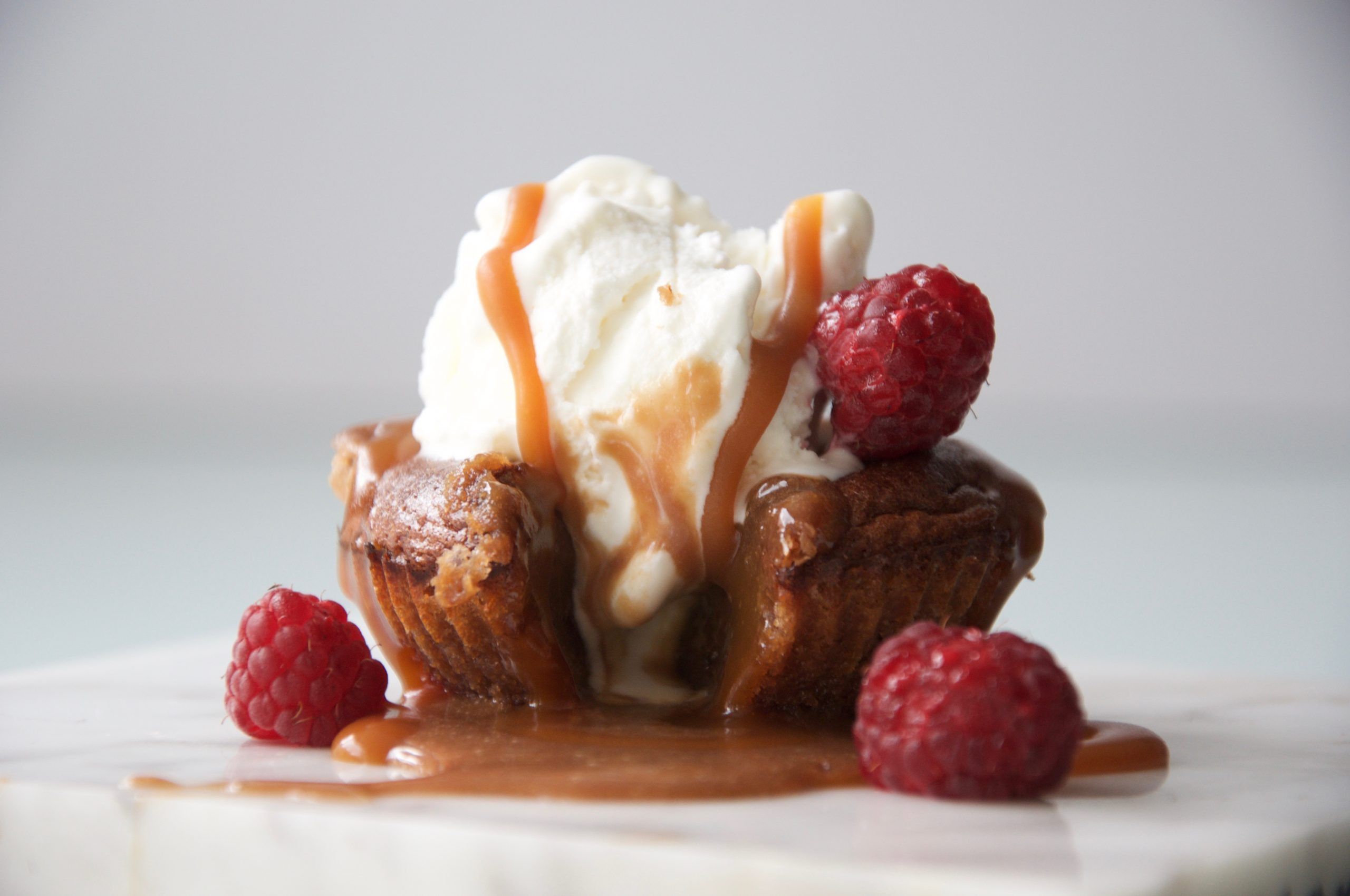 lava cake con helado de vainilla