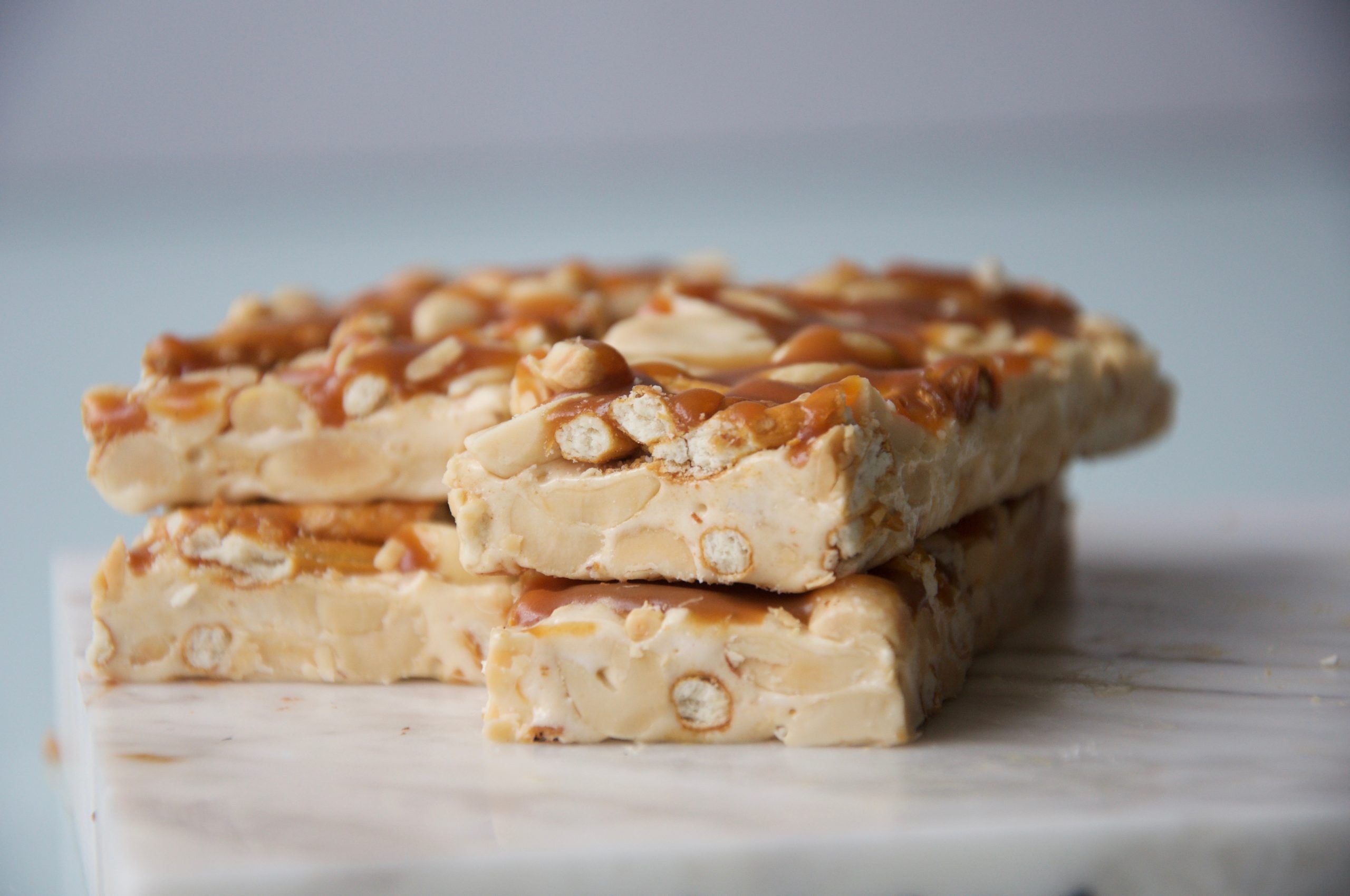 turrones de marshmallows con maní, pretzels y caramelo salado
